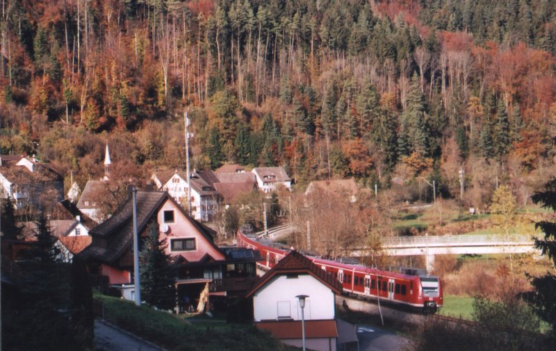 Hier eilt ein Inter-Regio-Express aus Stuttgart kommend in einem weiten Kurvenbogen durch Talhausen. 