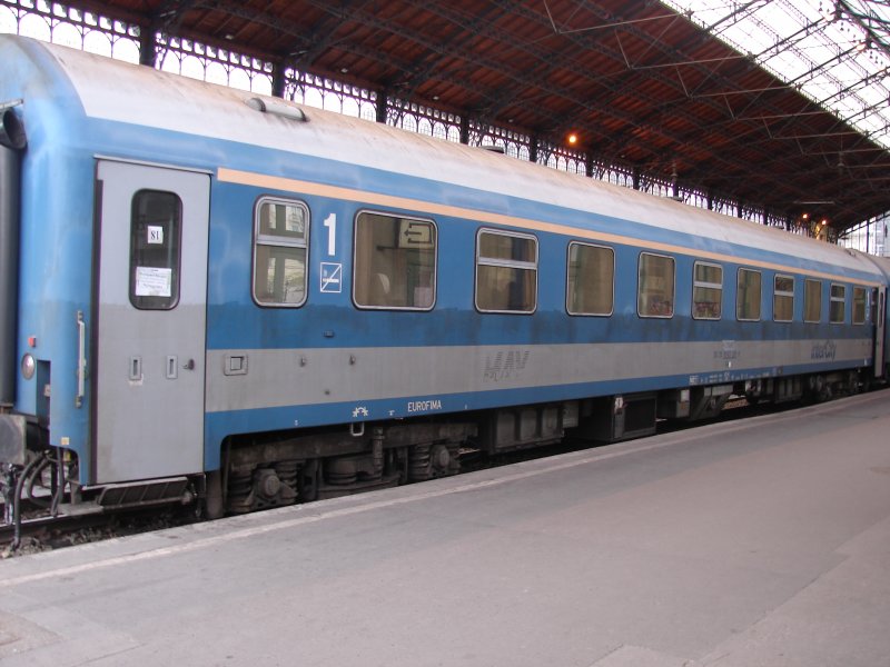 Hier ein 1. Klasse Wagen der Ungarischen MAV/H-Start im Bahnhof Budapest Keleti p�lyaudvar (Ostbahnhof). Aufgenommen am 22.10.2007