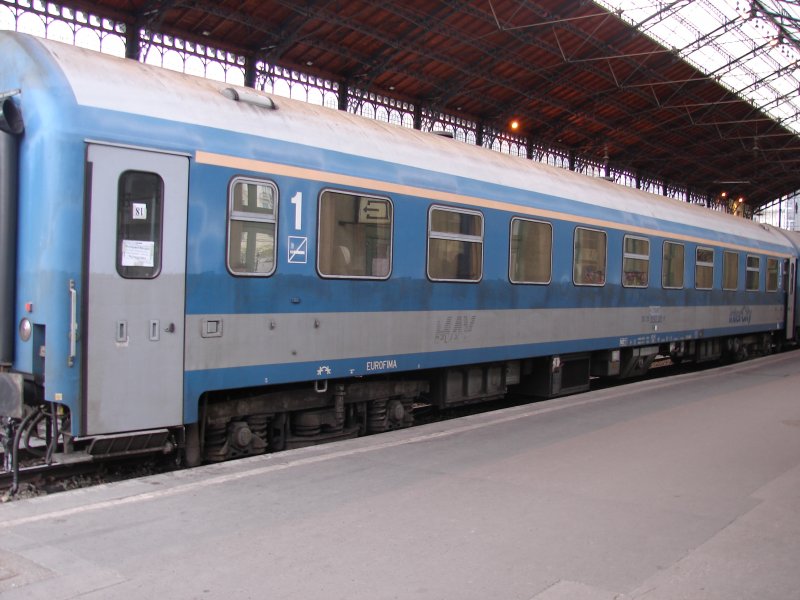 Hier ein 1. Klasse Wagen der Ungarischen MAV/H-Start im Bahnhof Budapest Keleti plyaudvar (Ostbahnhof). Aufgenommen am 22.10.2007