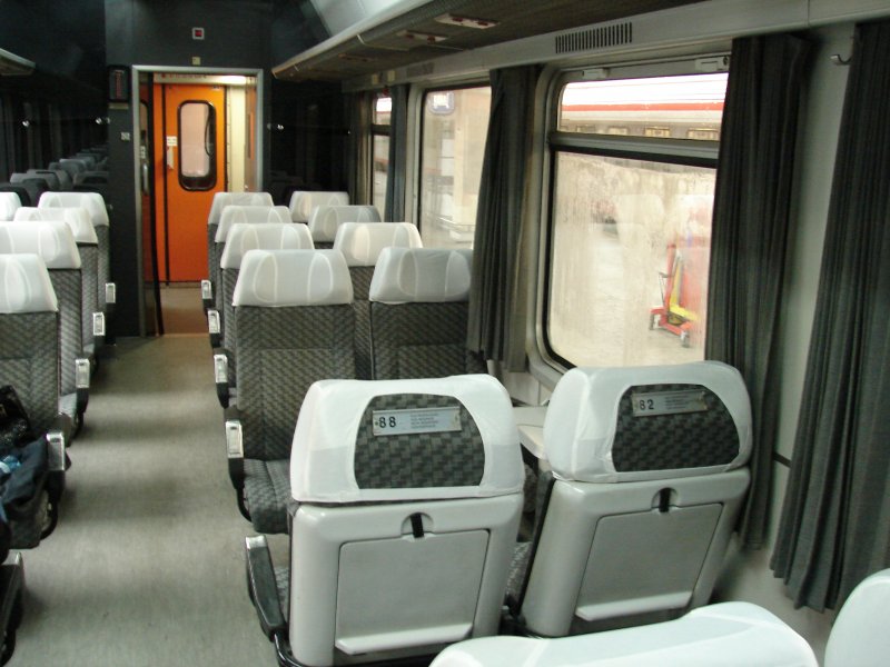 Hier ein 2. Klasse Gro�raumwagen der Serbischen Staatsbahn im Bahnhof Wien Westbahnhof. Dieser Wagenpark geh�rt zum InterCity 345  Avala  nach Beograd/Belgrad. Aufgenommen am 20.10.2007