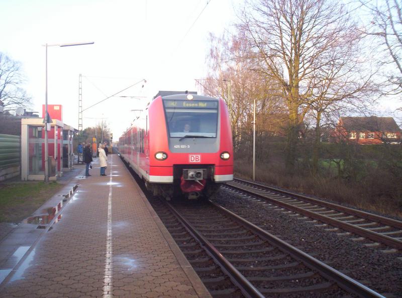 Hier ein 425 bei der einfahrt von Sythen als RB 42 nach Essen Hbf am 01.04.2006.