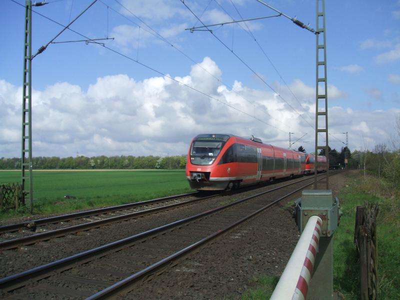 Hier ein 643 in Kaarst an der Bahnschranke gegenber vom ADAC Verkehrsbungsplatz. Der Zug wird noch etwa 15 Minuten fahren, bis er sein Ziel Dsseldorf erreicht hat. Der Zug kommt von Kleve, die Linie nennt sich  Niers - Express 
Das Bild wurde am 10 Mai 2006 erstellt.