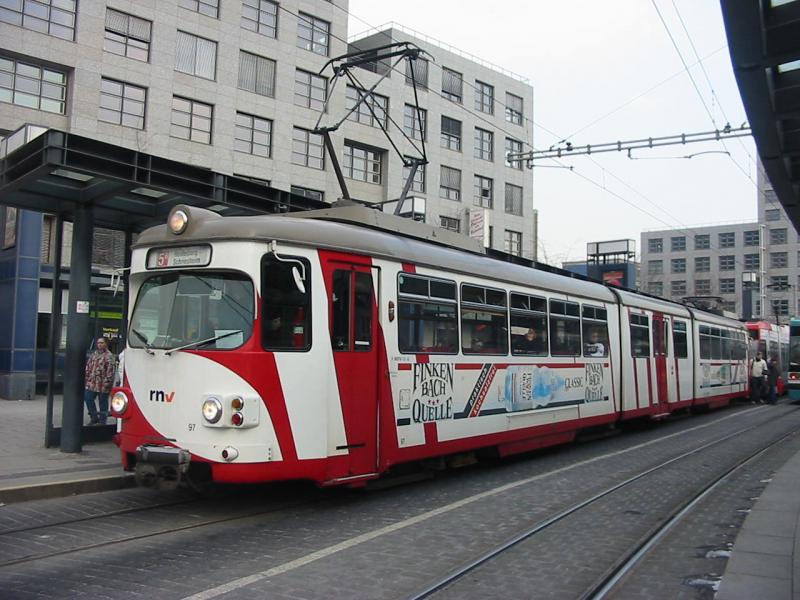 Hier ist ein alte Straenbahn der Firma OEG in Mannheim Hbf.