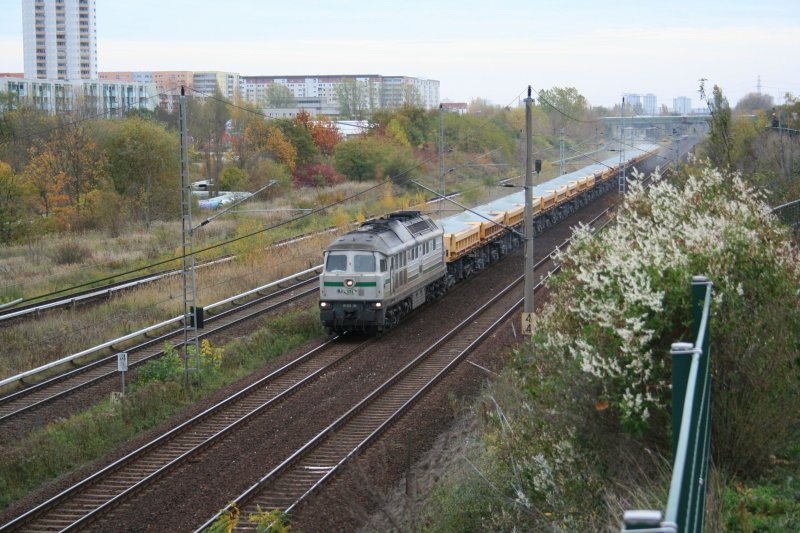 Hier ein Beispiel, warum Fenster und Tren an Lokomotiven geschlossen sein sollen (lterer Forumsbeitrag).
Gipszug mit ITL W 232-09 am 26.10.2006 auf dem Berlinder Aussenring in Wartenberg.