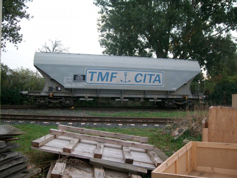 Hier ein belgischer Getreidewagen von TMF CITA. WG.-Nr.33 RIV 88 B 934 1433-8.Wg.-Typ Uapps, LP 14,38m, Eigengewicht 19910kg,Kapazitt 94ccm.Er steht in Bad Langensalza Ost.