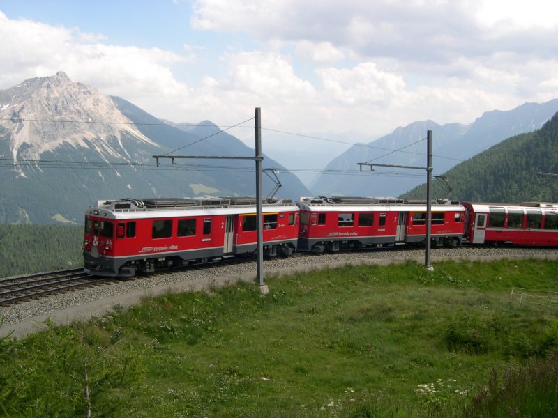 Hier ein Bernina Express nach Chur, bei der Einfahrt am 24.7.2009 in die Station Alp Grm.