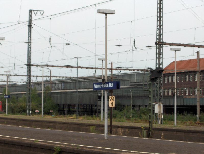 Hier ein blick auf die einst lngste Stckgut verladehalle Deutschlands. das lngste Verladegleis mit Bahnsteig hatte eine lnge von 2100m. Leider verfllt sie heute und ihre zukunft ist ungewiss.
27.7.06