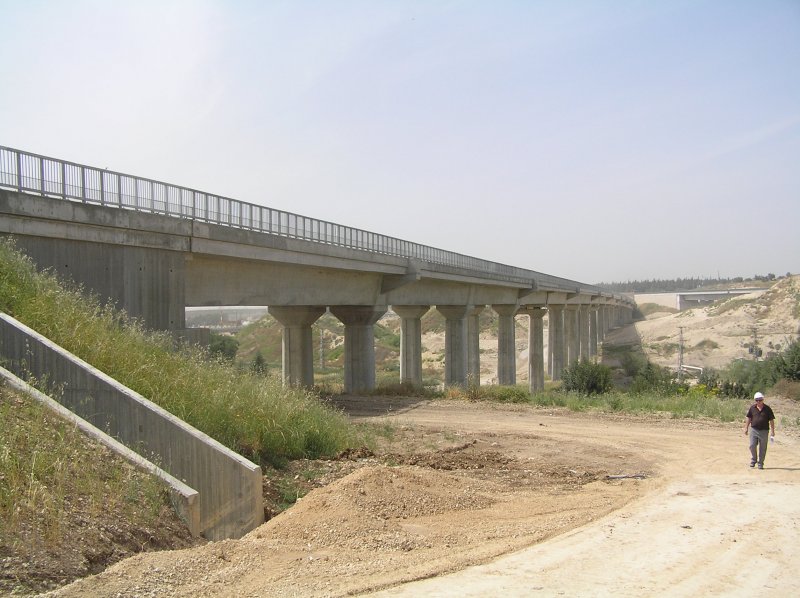 Hier ein Blick auf die gesamte Brcke der Strecke nach Jerusalem an der Verzweigung Daniel Junction. Deutlich sind am Brckenberbau die Fundamente fr die Fahrleitungsmaste zu erkennen. Am 08.05.2007 ist auf der Brcke zwar schon der Schotter aufgebracht, bis zur Inbetriebnahme werden aber noch Jahre vergehen, da 20km weiter der Bau der beiden Tunnelrhren zur Weiterfhrung der Strecke noch nicht mal begonnen hat.