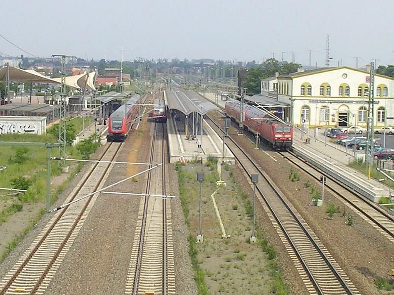 Hier ein Blick auf Gleis 1-4. Am Gleis 1 steht ein der RE4, am Gleis 2 eine RB nach Bad Schmiedeberg und am Gleis 4 eine RB, der Zug fhrt nach Leipzig (Foto: 08/04)