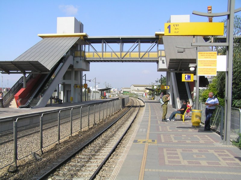 Hier ein Blick auf die Station  Lev Ha'Mifratz  vom Bahnsteig 1, hier gehen die Zge Richtung Sden (Haifa, Tel Aviv) ab, auf den modern gestalteten Bahnsteigzugang. Haifa 13.05.2007