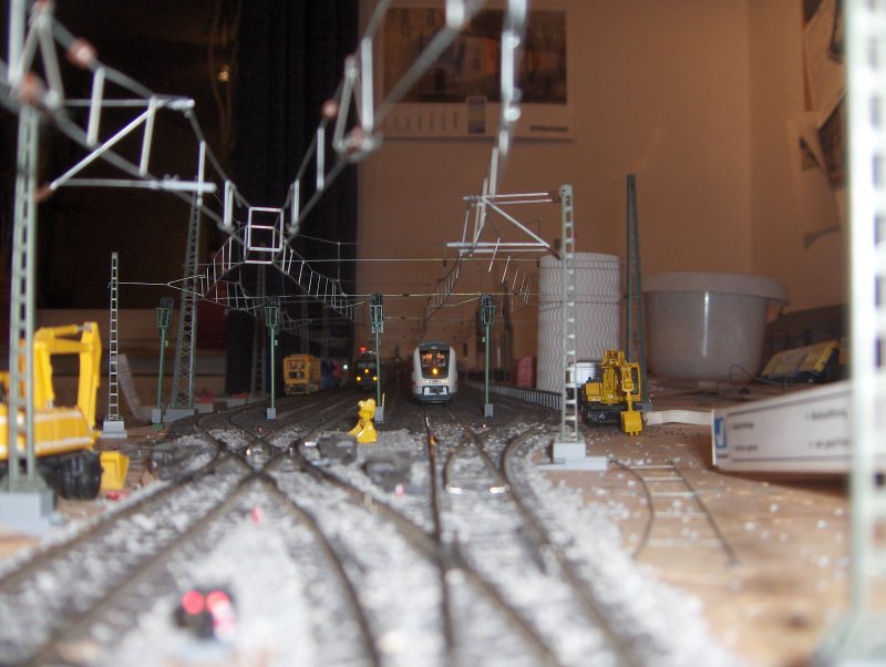 Hier ein Blick in meinen Bahnhof. Zu sehen ist der Albino IC VT612 von Piko.