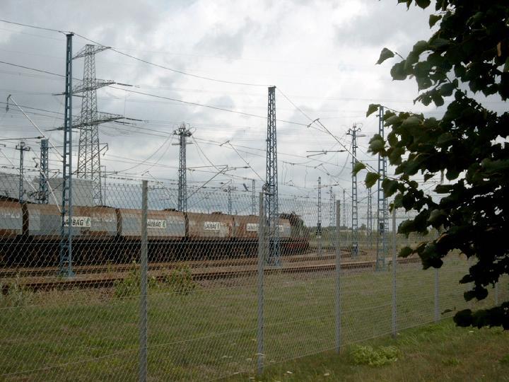 hier ein Blick von einer Stra�e zum aktiven Bf Schwarze Pumpe. Elektronisch gesteuert wird hier die Grubenbahn (Vattenfall) umhergefahren.