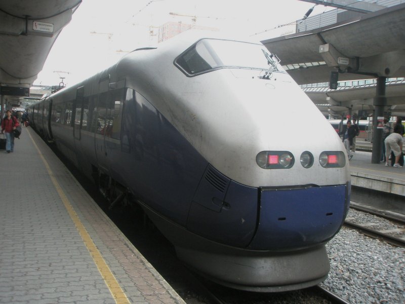 Hier ein BM73 nach Oslo Airport, bei der Einfahrt am 19.8.2009 in Oslo.