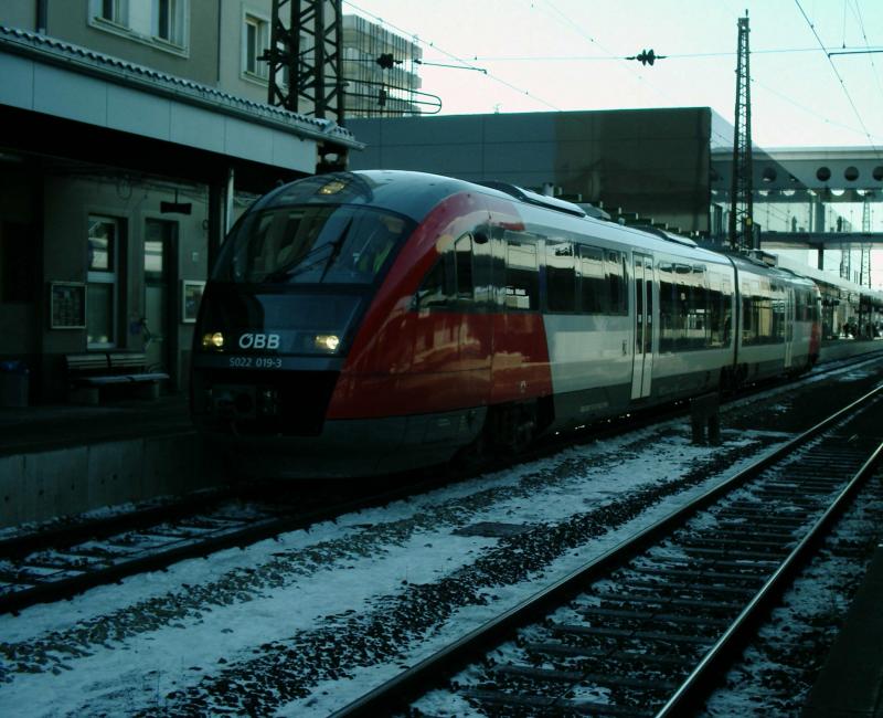 Hier ein Desiro (DB BR642) als BB BR 5022 ( sterreichs neue Nahverkehrsflotte ) bei Zugberstellung in Wels. [02.03.06]