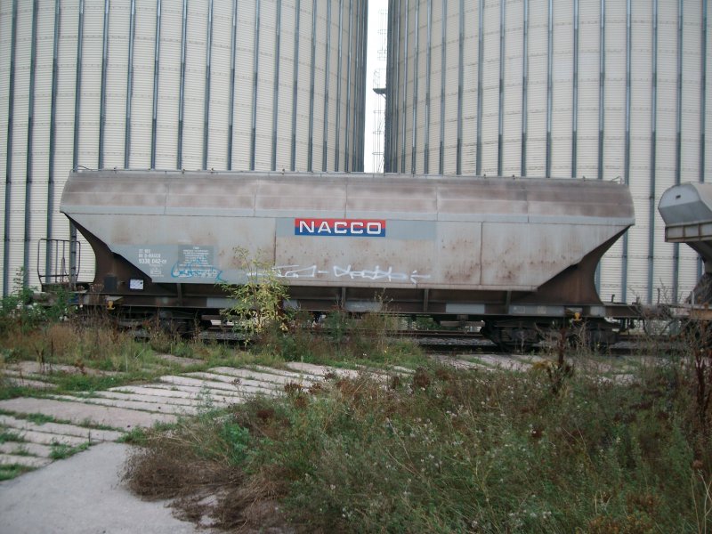 Hier ein deutscher Getreidewagen der DB NACCO.Gehrt zu TMF CITA.Wg.-Nr.37 RIV 80 D-NACCO 933 8 042-6,Wg.-Typ Uagpps, LP 14,84m, Eigengewicht: 19900kg,Kapazitt 94ccm.