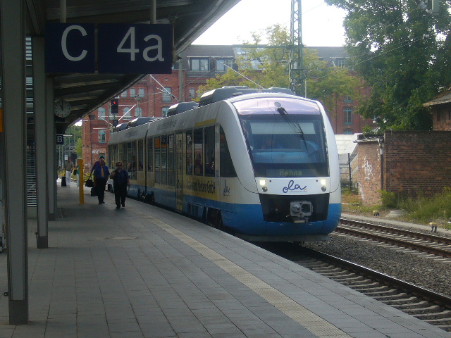 Hier ist ein Diesel Triebwagen der Baureihe  648 am 20.August im Bahnhof Schwerin Hbf mit kurzem Aufenthalt nach Rehna.