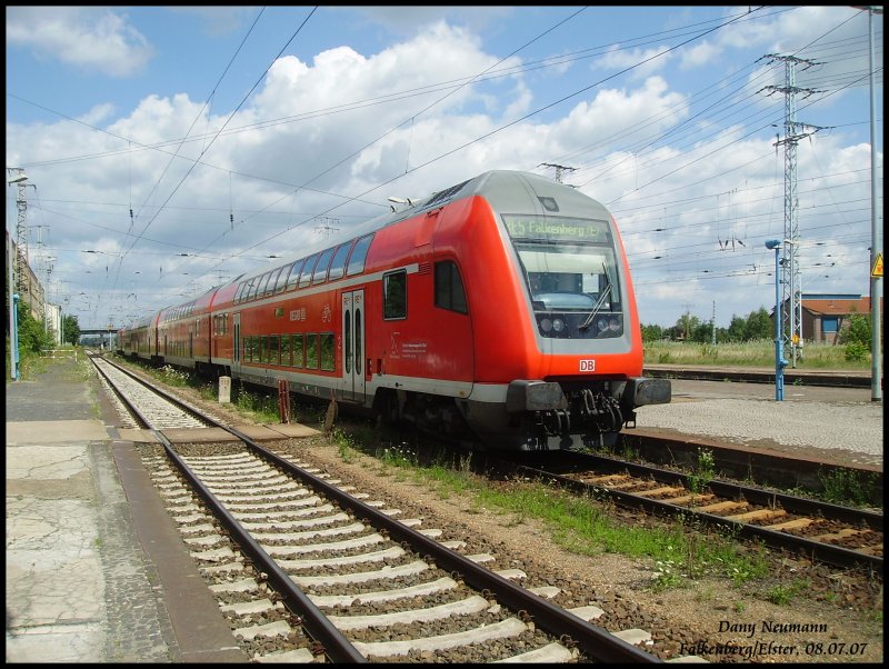 Hier ein Doppelstockwagen der RE1. Dies ist der erste Dosto der 3.Gattung vorm RE5 nach Stralsund. Hier fhrt er nach dem umsetzen auf Gleis 2 des Falkenberger Bahnhofs ein. Ich war wegen einer SOnderfahrt in Faklkenberg/Elster. Aufgenommen am 08.07.07.