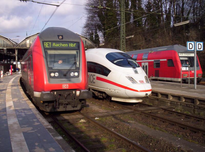 Hier ein dreier treffen. Links: Ein Doppestockverband als RE 1 kam grade aus Hamm(Westf) hier an. Mitte: ICE 15 aus Brssel zur Weiterfahrt nach Frankfurt(Main) Hbf Rechts: Ebenfals Doppelstock aber als RE 9 nach Siegen und nicht ganz so mordern wie der RE 1.
Aachen Hbf am 03.04.2006