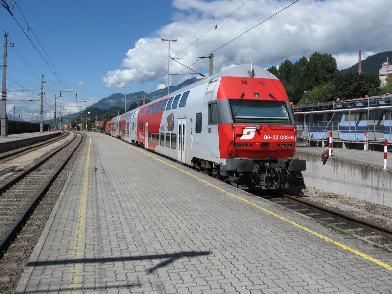 Hier ein dreiteiliger Wiesel Doppelstock Zug mit 1116 073 als Vorspann. Das Bild enststand am 31.8.2006 in Bludenz.