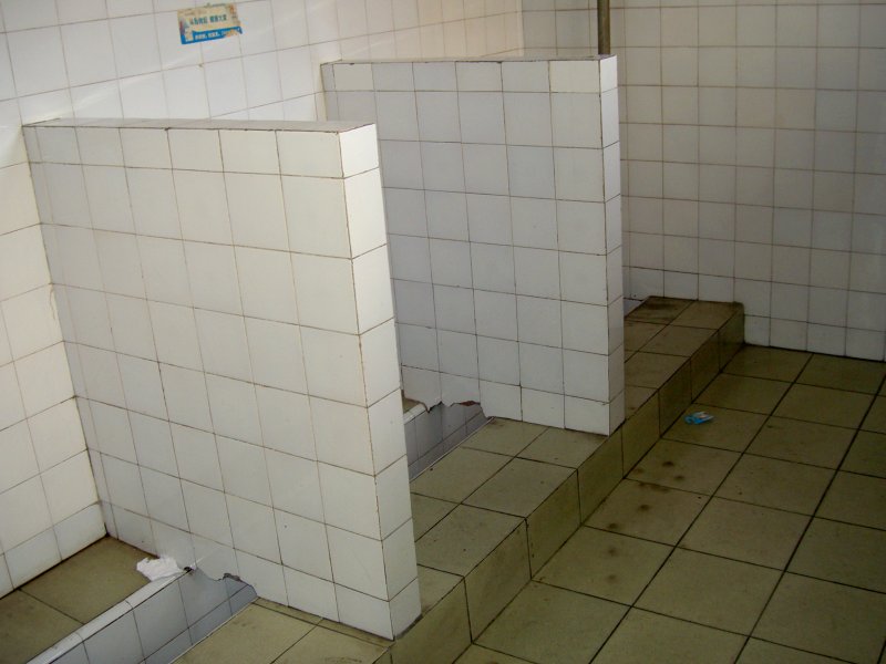 Hier ist ein Einblick in die Bahnhofstoilette im Bahnhof Shanghai zu sehen. Etwas grsseres sollte man sich hier verkneifen. Toilettenpapier kennt man in China nmlich auch nicht.Das sollte man immer selber dabei haben.