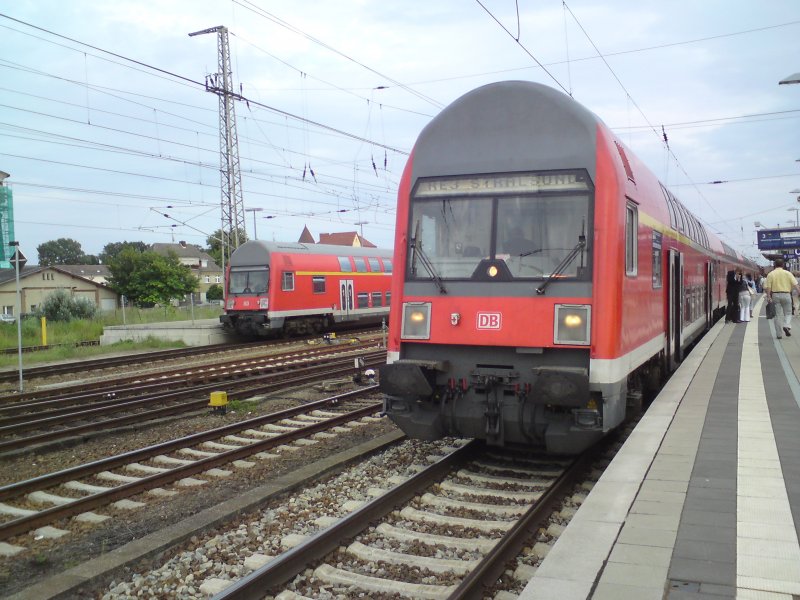 Hier ein gerade eingefahrener RE3 von Elsterwerda zur Weiterfahrt nach Stralsund, der nchste Halt ist Wilmersdorf. Im Hintergrund steht ein RE3 von Schwedt/Oder Hbf. zur Weiterfahrt nach Elsterwerda, der nchste Halt ist Chorin. Diese Zge trafen sich am 6.7.2009 in Angermnde.
