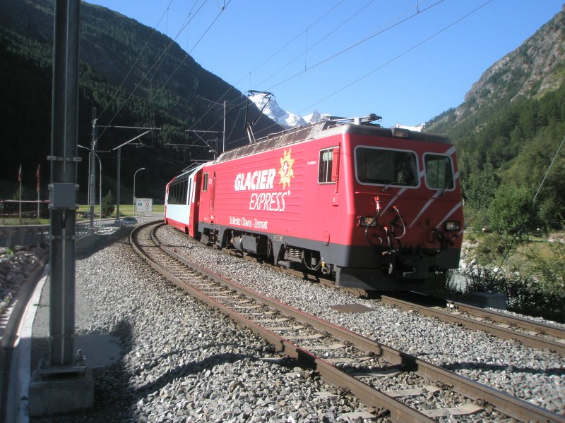 Hier ein Glacier Express nach ST. Moritz, bei der Durchfahrt am 30.7.2009 durch Tsch.