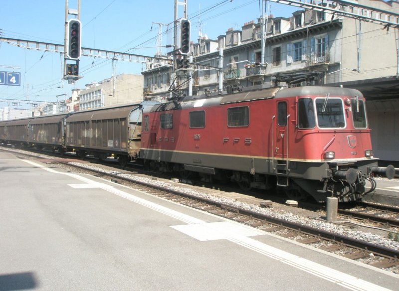 Hier ein Gterzug, bei der Durchfahrt am 29.7.2009 durch Genf Hbf.