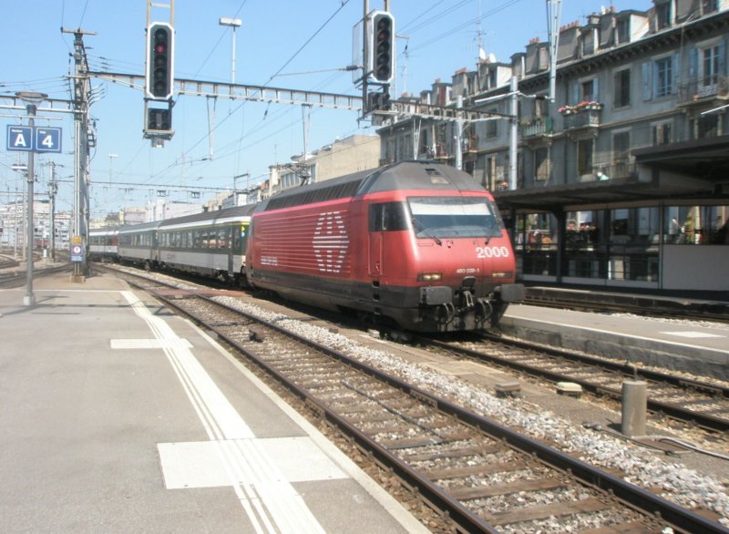 Hier ein IC nach Genf Airport, bei der Einfahrt am 29.7.2009 in Genf Hbf.