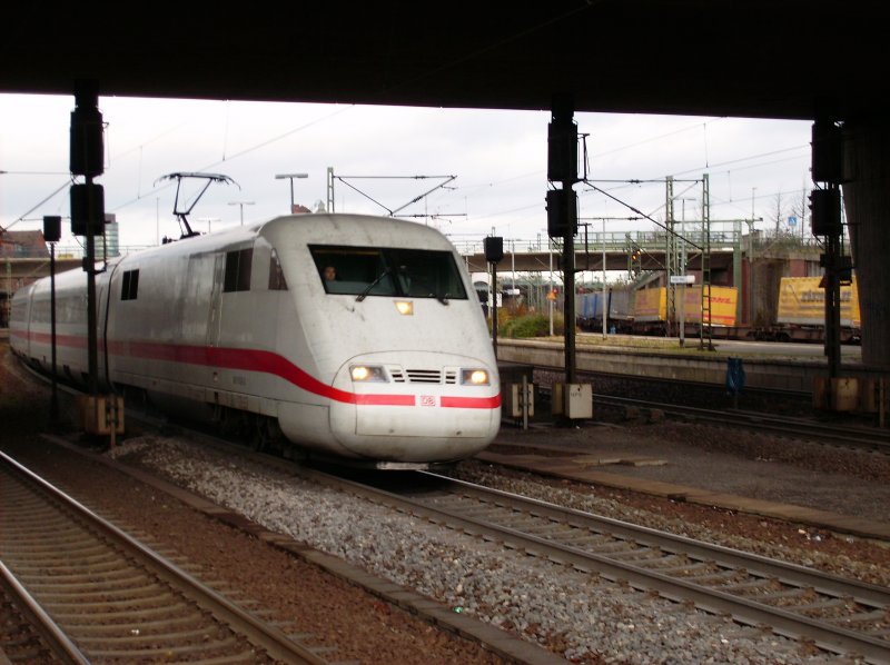 Hier ein ICE 1 auf dem Weg nach Frankfurt a.M. Hbf, fotografiert in Hamburg-Harburg. Leider habe ich mir die Baureihennummer der Triebkpfe nicht gemerkt.