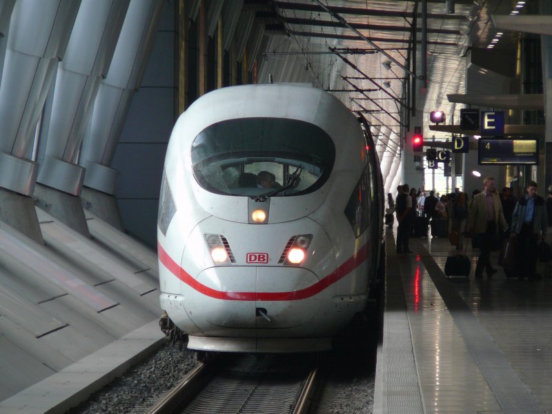 Hier ein ICE 3 der Baureihe 406 als ICE 15 von Brssel-Midi nach Frankfurt(M) Hbf am Fernbahnhof des Frankfurter Flughafens.