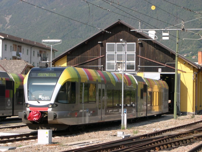 Hier ein italienischer Triebzug, bei der Ausfahrt am 25.9.2009 aus dem Depot in Merano Meran.