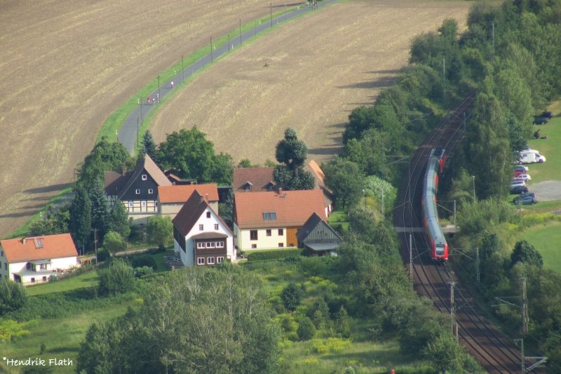Hier ein Landschaftsfoto mit Zug; Eine S-Bahn befhrt die Elbtalbahn in Richtung Dresden. Der Blick auf Rathen bietet sich von der Bastei. Datum: 05.08.2008