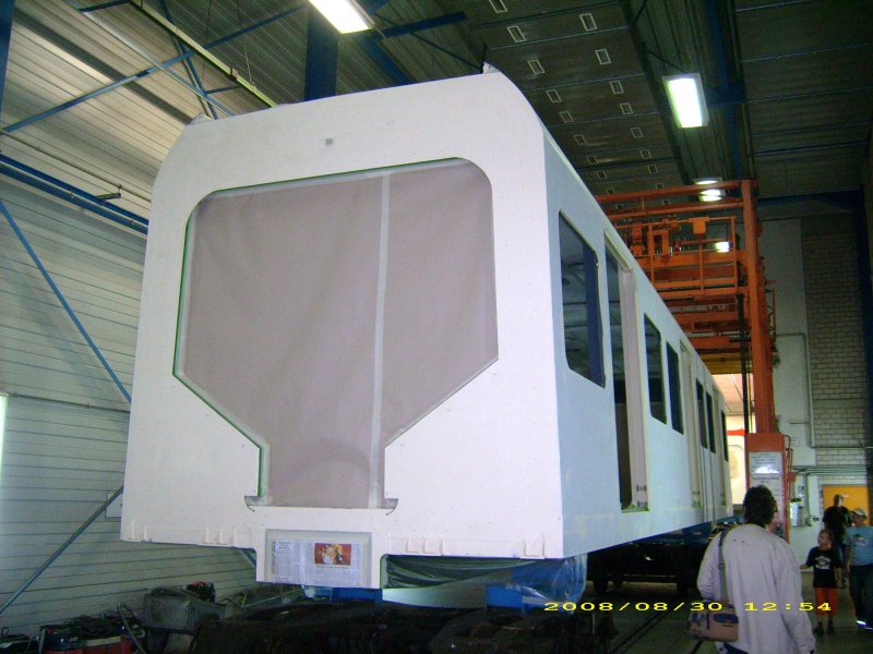 Hier ein Mittelwagen in der Lackiererei allerdings nur mit Grundierung versehen. Fotografiert am 30.08.08 im SFW Delitzsch.