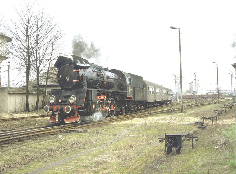 Hier ist ein Personenzug mit einer Ol 49 im Raum Wolsztyn(Wollstein) im unterwegs.Mrz 1991(Archiv P.Walter)