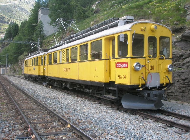 Hier ein R5 nach St. Moritz, diser Zug stand am 24.7.2009 in Alp Grm.