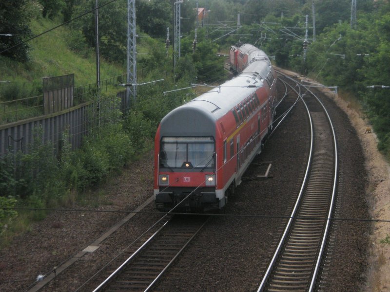 Hier ein RE7 nach Berlin Ostbahnhof, bei der Einfahrt am 20.7.2009 in Bad Belzig.