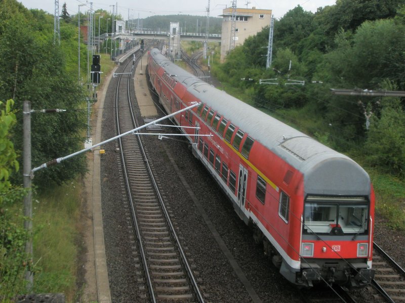 Hier ein RE7 nach Wnsdorf-Waldstadt, bei der Einfahrt am 20.7.2009 in Bad Belzig.