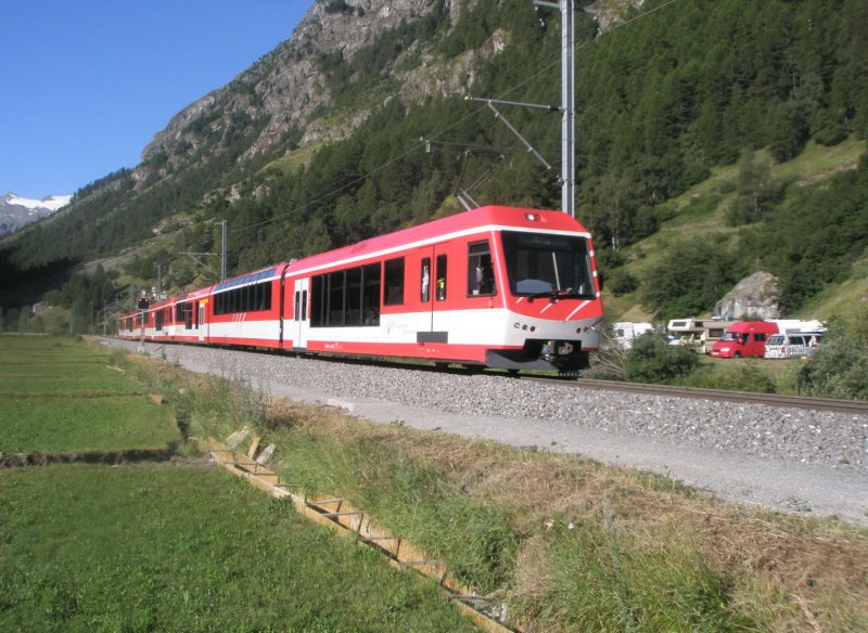 Hier ein Regio nach Brig, am 28.7.2009 kurz vor Tsch.