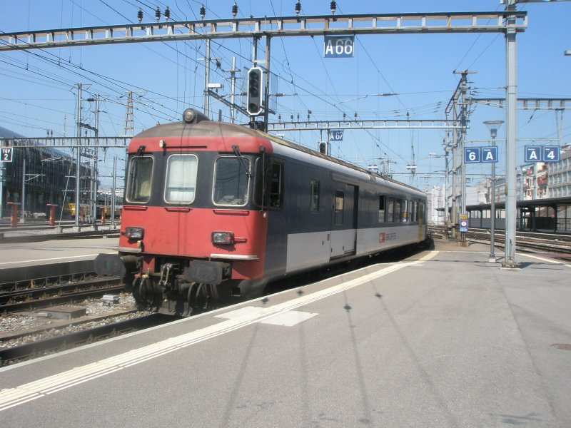 Hier ein Regio nach Lausanne, bei der Ausfahrt am 29.7.2009 aus Genf.