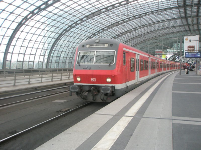 Hier ein S-Bahn Ergnzugszug von Berlin Ostbahnhof nach Potsdam Hbf., bei der Ausfahrt am 26.9.2009 aus Berlin Hbf.