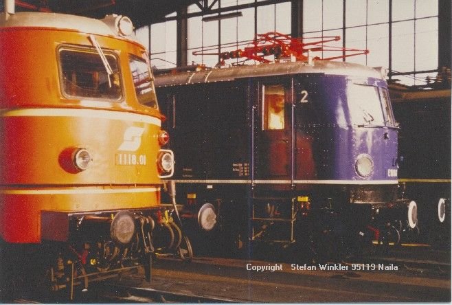 Hier ein Scan eines Abzuges mit Motiv von 1984. Zum Abschied der Altbau-elloks bei der DB treffen sich in Wrzburg die DB und BB-Variante der E 18. Das Dia zeigt mehr Details in der Abendsonne. Aber hier doch mal dennoch ein interessanter Blickwinkel...