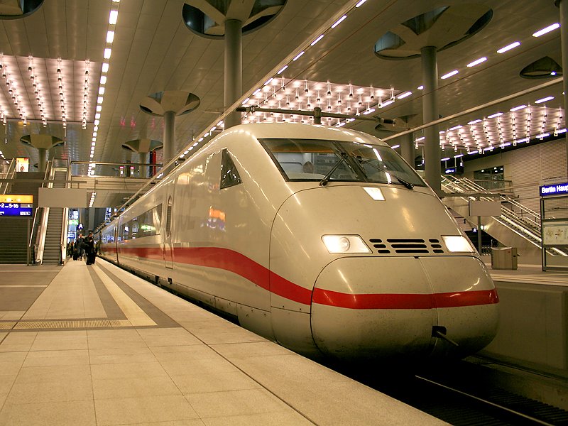 Hier ein Steuerwagen eines ICE2 in Berlin-Hauptbahnhof (tief).
(15.09.2007)