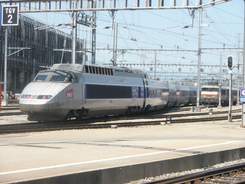 Hier ein TGV, beim rangieren am 28.7.2009 in Genf.