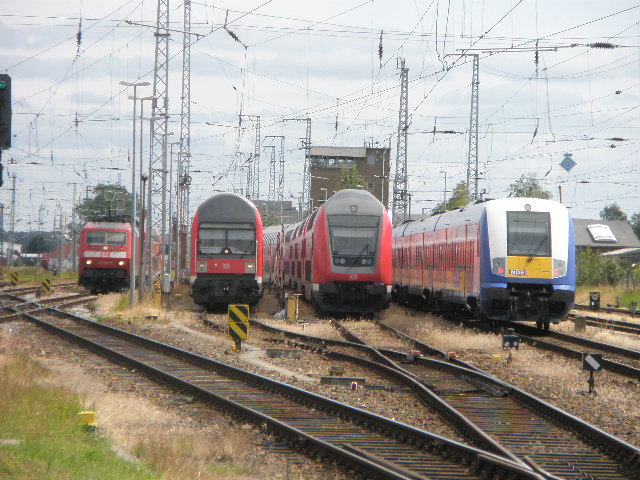 Hier ein Treffen von: ganz rechts: ein Inter Connex nach Leipzig, die anderen drei Z�ge sind Abgestellt. Rostock Hbf. am 27.6.2009.
