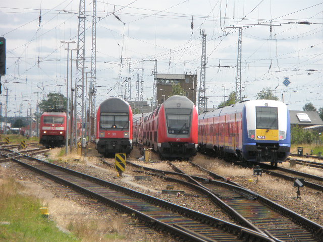 Hier ein Treffen von: ganz rechts: ein Inter Connex nach Leipzig, die anderen drei Zge sind Abgestellt. Rostock Hbf. am 27.6.2009.