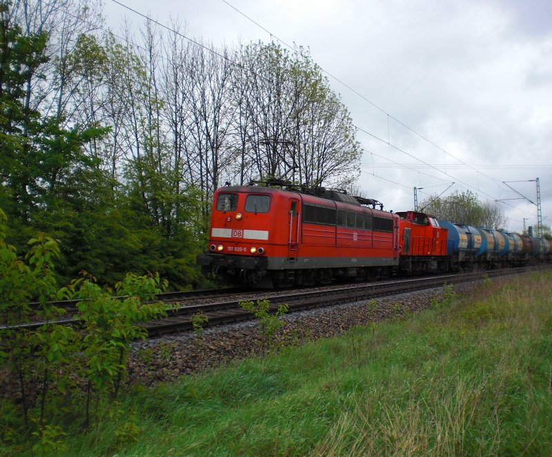 Hier ein Vorspannbetrieb von einer 151 die bei Strmenden Regen eine 203 im Schlepp hat (29.04.2009, Mangolding)