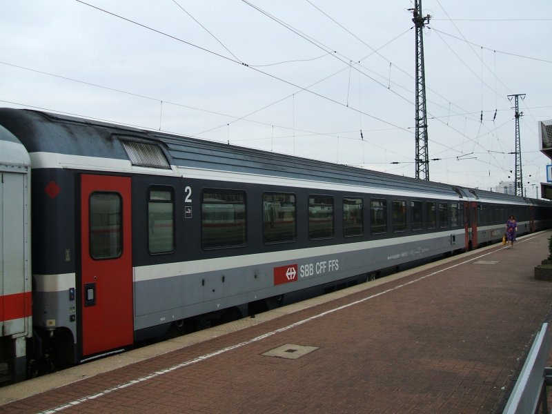 Hier ein Wagen der SBB der zum EC 7 nach.Chur gehrt,in Dortmund Hbf Gleis 16,schade da diese EC im Moment keinen Panorama-Wagen 
mitfhren.