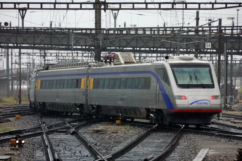 Hier ein weiterer CIS ETR 470 mit neuem Farbschema bei Ausfahrt Basel-SBB. Hier wird, wenn notwendig, das komplette Gleisvorfeld gequert. Ein schner Rcken kann auch entzcken... (12.08.2008)