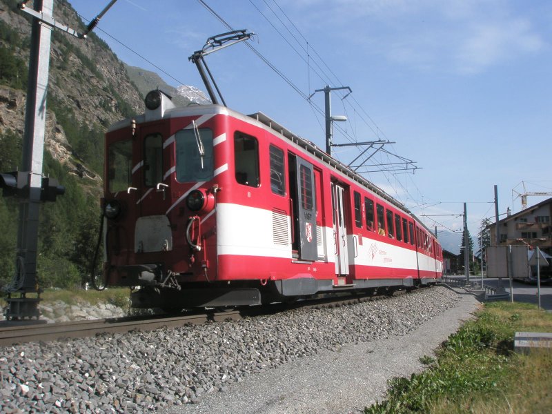 Hier ein Zermatt Shuttle nach Tsch. Hier kurz vor dem Endbahnhof Tsch. (30.7.2009)