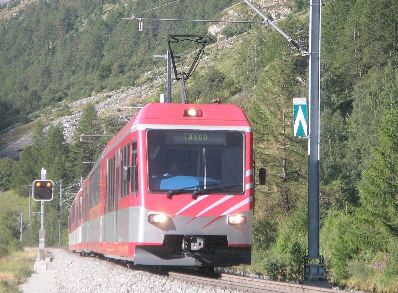 Hier ein Zermatt Shuttle nach Tsch, bei der Einfahrt am 29.7.2009 in Tsch.